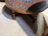 une table ornée d'un motif floral dans un salon