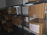de nombreuses boîtes sur les étagères de la pièce