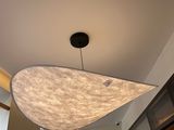 une lumière suspendue au plafond d'une pièce