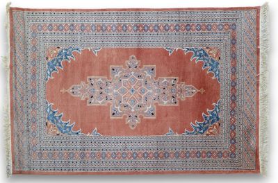 un tapis orange et bleu orné d'un motif en médaillon