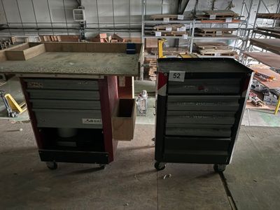 deux chariots placés côte à côte dans un entrepôt