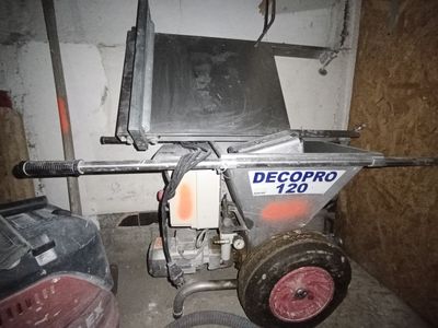 une petite machine qui se trouve dans le garage