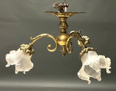 Petit plafonnier en bronze doré à 3 bras de lumière terminés…