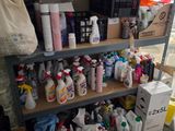 de nombreuses bouteilles de produits d'entretien sur les étagères de la pièce