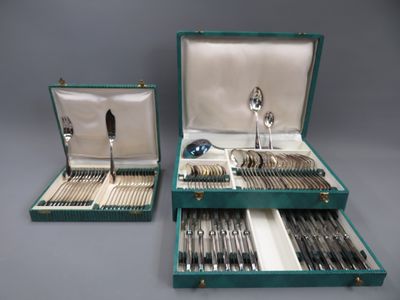 Ménagère en métal argenté comprenant 12 couverts de table (24 pièces), - Photo 1