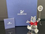Figurine Swarovski représentant un ours avec un ballon, dans un coffret cadeau