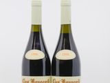 deux bouteilles de vin rouge posées l'une à côté de l'autre sur une surface blanche