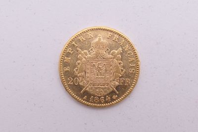 gros plan d'une pièce d'or sur une surface blanche