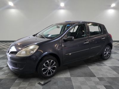 la photo d'une petite voiture garée dans un garage