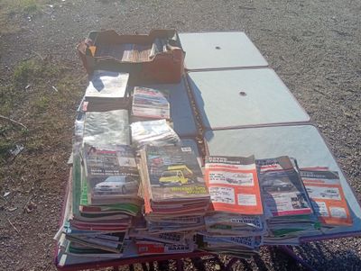 une table sur laquelle sont posés de nombreux livres