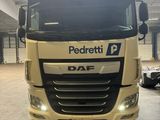 un gros camion garé dans un garage
