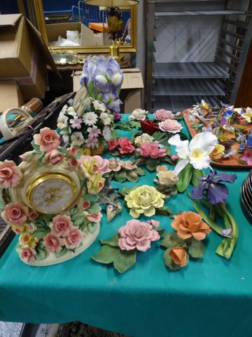 Lot de fleurs en biscuit, un vase, une pendule et un panier fleur...
