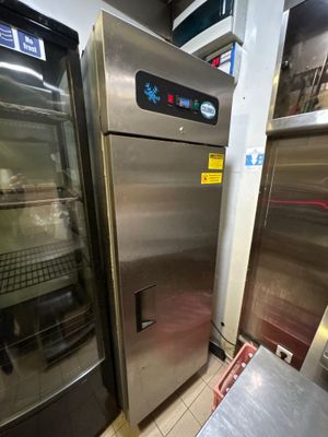deux réfrigérateurs en acier inoxydable placés l'un à côté de l'autre dans une cuisine