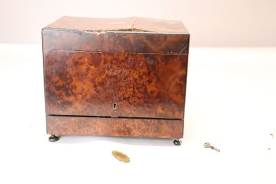 une petite boîte en bois posée sur une table