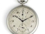 une montre de poche en argent avec des chiffres romains sur le cadran