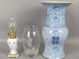 trois vases posés l'un à côté de l'autre sur une table