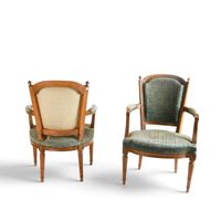 Paire de fauteuils cabriolets en bois naturel mouluré et scu… (photo 3)