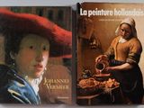 deux livres posés sur une table