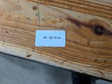 une étiquette collée sur un morceau de bois posé sur une table