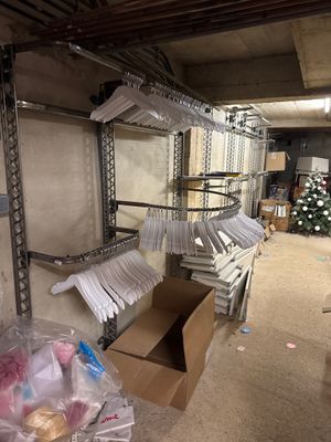 une pièce avec beaucoup de cartons et des cartons sur le sol