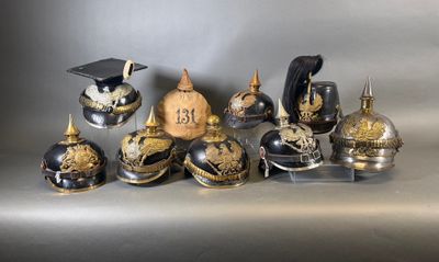 beaucoup de casques posés sur une table