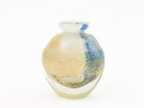 un petit vase en verre orné d'un motif bleu et jaune