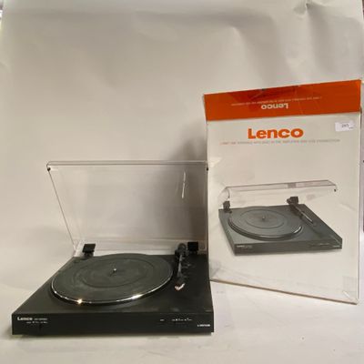 une photo d'une platine sur laquelle est posée une boîte