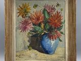 une peinture de fleurs dans un vase bleu sur une table