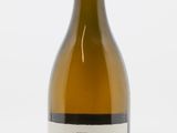 une bouteille de vin posée sur une table