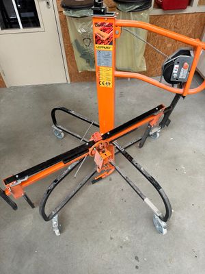 une photo d'une grande machine orange dans un garage