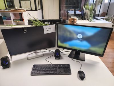 deux écrans d'ordinateur et un clavier sur un bureau