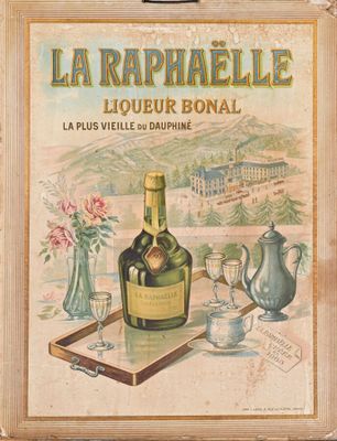 tableau représentant une bouteille d'alcool posée sur un plateau, à côté d'un vase de fleurs