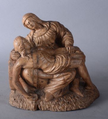 statue d'une femme tenant un enfant sur ses genoux
