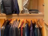 une armoire remplie de vêtements et un porte-manteau