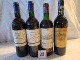 quatre bouteilles de vin sont alignées sur une table