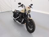 une photo d'une moto blanche et noire garée dans un garage