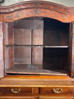 Buffet deux corps en bois mouluré de réserves chantournées, … (photo 3)