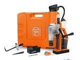 une trousse à outils orange contenant un marteau, une perceuse et d'autres outils