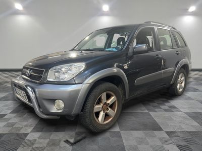 la photo d'une voiture garée dans un garage