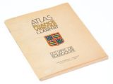 un vieux livre avec l'image d'un blason