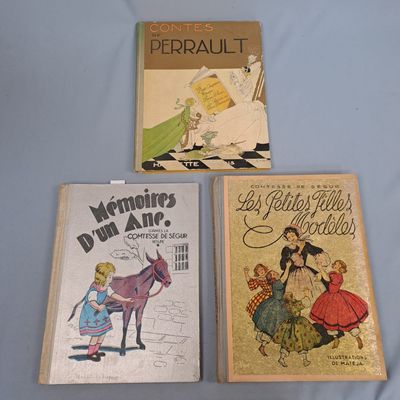 trois livres pour enfants sont alignés sur une surface bleue