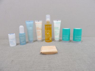 de nombreux types de produits de soins de la peau sur la table