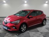 une voiture rouge garée dans un garage au sol en damier
