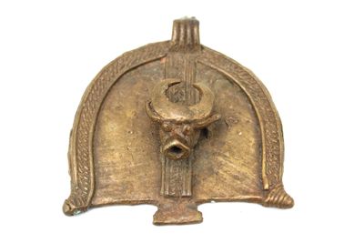 Pendentif en forme de lyre, orné d'une tête de buffle