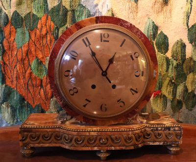 une horloge posée sur une table