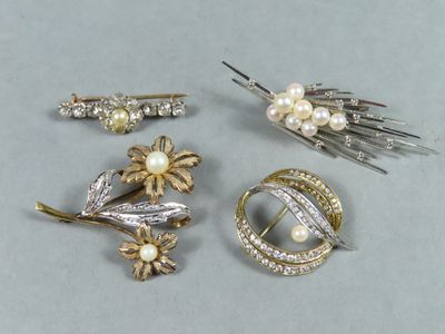 quatre types différents de broches et d'épingles sur un fond gris