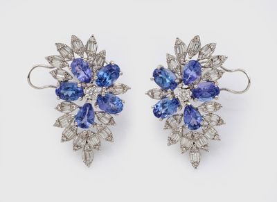 une paire de boucles d'oreilles en tanzanite et diamant