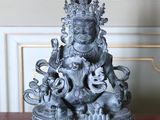 une statue d'un homme assis sur une table