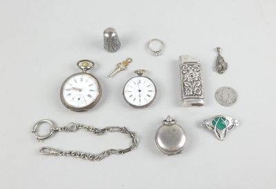beaucoup d'objets en argent qui se trouvent sur la table