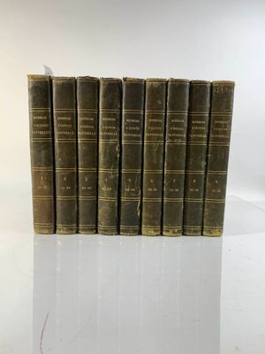 plusieurs vieux livres sont alignés sur une surface blanche